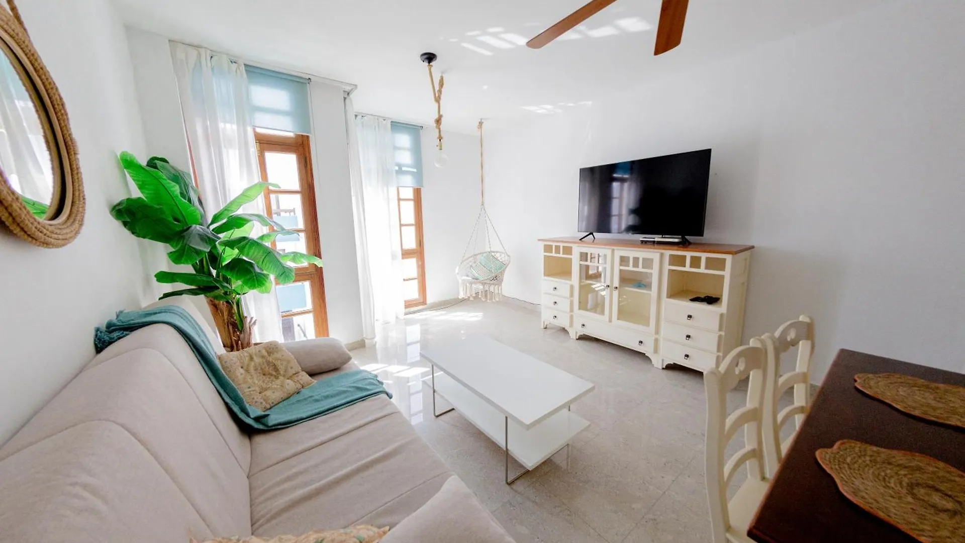 EDIFICIO EL LERELE Apartamentos céntricos a 100m de la playa Corralejo